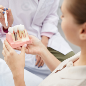 Cena implantów zębowych – od czego zależy i ile kosztuje wszczepienie implantu?